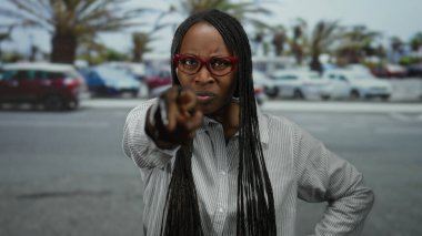 Gözlüklü kadın şehir sokaklarında öfkesini belli ediyor..