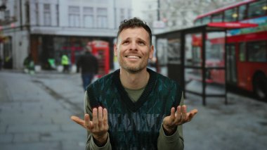 Şehir caddesinde çift katlı otobüs ve İngiliz telefon kulübesi ile çeşitli duygular gösteren bir adam, şehir merkezinde hayal kırıklığını ve tefekküre dalmayı iletiyor..