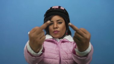 Kaskını mavi arka planda takan bir kadın isyankar bir tavırla kendine güvenini gösteriyor..