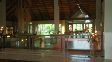 Şatafatlı otel lobisi, bulanık bokeh ışıklandırması, odaksız modern iç mekan, zarif mimari ve davetkar atmosfer, lüks tatil mekanları için mükemmel..