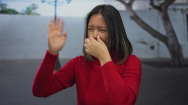 Şehir caddesinde kırmızı kazak giyen, burnu burnu havada, şehir çevresi ile çevrili bir kadın hoş olmayan bir koku veriyor..