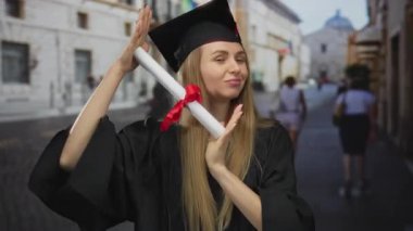Mezuniyet şapkalı genç bir kadın şehir sokaklarında diplomayla kutlama yapıyor, akademik başarısıyla gurur ve mutluluk duyuyor, şehir manzarası ile çevrili..