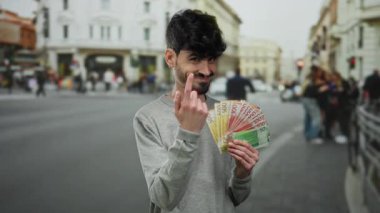 Elinde Norveç kronu banknotları olan bir adam arka planda bulanık yayalar ve binalar olan bir şehir caddesinde güvenle gülümsüyor..