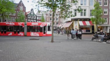 Bulanık yayalar ve renkli tramvaylar ve şehir yaşamını renkli tramvaylar ve tarihi binalarla resmetmek.