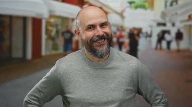 Kel sakallı, açık şehir sokağı gri gömlekli sıradan atmosfer şehri ortamı.