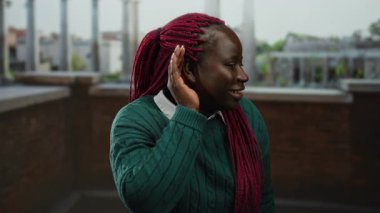 Afrika kökenli Amerikalı kadın Roma harabelerini dinleyerek tarihi şehirlerin ortasındaki merakı somutlaştırıyor..