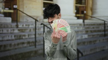 Elinde Norveç kronuyla gülümseyen bir adam şehir basamaklarında servetin ve maddi bolluğun olduğunu gösteren banknotlar tutuyor.