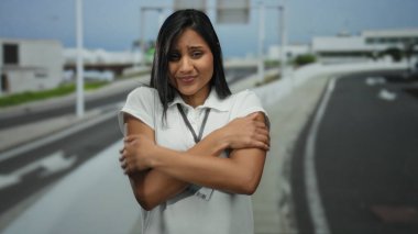 Boş bir otoyolda titreyen bir kadın, soğuk, şehir ortamının özünü yakalıyor. Açık hava anlarında Latince bir dokunuşla..