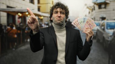 Sokak terasındaki İspanyol adam parmaklarıyla işaret ederken Thai banknotlarını tutuyor. Çok kültürlü ifadelerin ve finansal temaların dinamik bir sahnesini yakalıyor..