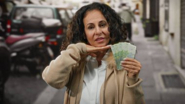 Bir şehir caddesinde elinde Romen leu banknotları tutan orta yaşlı bir kadın, şehir ortamında mali başarı ve mutluluk sergiliyor..