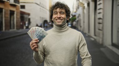 Latin asıllı bir adam şehir sokaklarında zloti banknotları tutuyor, açık hava ortamında şehir hayatı ve finansal başarının bir karışımını somutlaştırıyor..