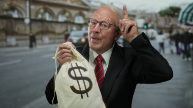 Dolu sokaklarda para çantası taşıyan son sınıf öğrencisi, şehir ortamında iş başarısını ve yolsuzluk temalarını simgeliyor.