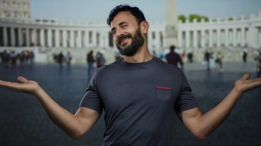 Sakallı İspanyol adam sevinçle poz veriyor. Eski Roma 'da mimar ve kaldırım taşı karesi geçmişi bulanık bir jest yapıyor..