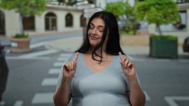 Şehir merkezinde şehir merkezinde kendine güvenen bir ifadeyle beklerken parmaklarıyla hayır diyen bir kadın..