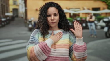 Kadın el ele yemin ediyor ve canlı şehir sokaklarında yetişiyor..