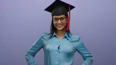 Mor arka planda kendine güvenen kadın gülümsüyor, akademik başarıyı ve kültürel gururu zarafet ve profesyonellikle temsil ediyor..