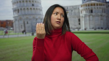 Açık İtalyan şehrinde, Pisa Kulesi 'nin yakınında, duygularını ifade eden bir kadın..
