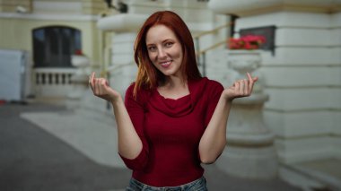 Gülümseyen ve para kazanan bir kadın, şehir caddesinde açık havada, günlük kıyafetlere neşe ve güven gösterisi yapıyor..