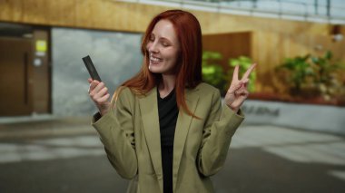 Gülümseyen ve elinde Avustralya pasaportu olan bir kadın şehir sokaklarında seyahat hevesi ve kimlik teşhisi sergiliyor..