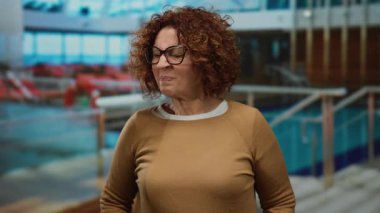 Orta yaşlı İspanyol bir kadın, şehir sokaklarında hoş olmayan bir koku yüzünden dışarıda surat yapıyor..