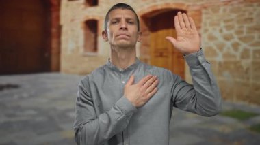 Tarihi üniversitede el ele tutuşup yemin eden bir adam akademik atmosferde ciddiyet ve geleneği ifade eder..