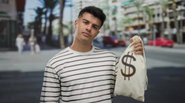 Elinde para çantası olan genç adam şehir sokaklarında bulanık bir geçmişle duruyor. Şehir yaşam tarzını ve fırsatçı girişimleri öneriyor..