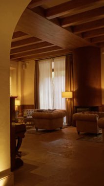 Lüks kanepeleri, sıcak ışıklandırmaları, ahşap aksanları ve yemek ve rahatlama için ideal rahat bir atmosferi olan Akdeniz restoranı..