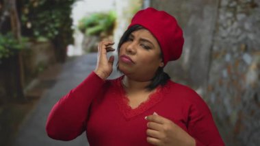 Şehir sokaklarında kırmızı elbiseli bir kadın, bulanık bir şehir geçmişine karşı duygularını ifade ediyor, kırmızı bereli, canlı şehir yaşamında samimi bir anı yakalıyor..