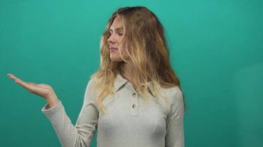 Stüdyo sarışını işaret eden genç, gülümseyen palmiye yeşili perde arkası promosyon potansiyeli taşıyor.