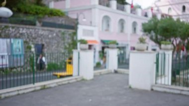 Capri 'deki bulanık sokak manzarası Bokeh manzaralı lüks mimari ve bu İtalyan adasında sıradan bir günü yakalayan odaksız insanlar..
