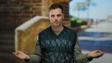 Güneşli bir şehir caddesinde duran İspanyol adam sıcak tonlu kentsel bir arka plana karşı kendine güveniyor..