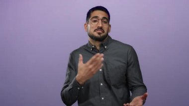 Mor bir arkaplan önünde duygularını ifade eden, gözlüklü ve koyu renk gömlekli, çeşitli jestlerle yakalanmış, karizmasını ve kişiliğini vurgulayan genç bir adam..