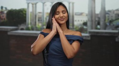 Genç bir kadın antik Roma harabelerinin önünde uyur, sakin bir anda açık havada gülümser, tarihi ve kültürel ortamı kucaklar..