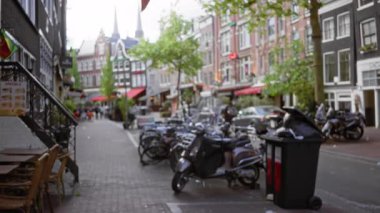 Amsterdam 'daki şehir caddesinde bulanık binalar, motosikletler ve canlı Bokeh' ler şehir yaşamını yakalıyor..