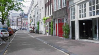 Amsterdam 'ın bulanık şehir manzarası. Odaklanamayan sokak manzarası ve parlak gün ışığında büyüleyici mimarisi..