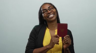 Tayland ve pasaport taşıyan gülümseyen bir kadın izole edilmiş bir şekilde duruyor seyahat heyecanı ve hazır olma hissi parlak sarı elbiseler ve dostça bir ifadeyle.