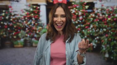 Şenlikli bir şehir sokağında kışın heyecanla gülümseyen genç İspanyol kadın neşeli ifadeler ve canlı bir atmosfer yakalıyor..