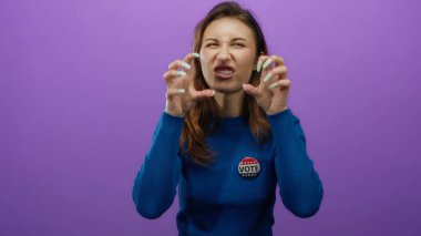 Mor arka planda işaret eden oy kartı olan genç bir kadın..