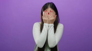 Kadın gülümserken elleri mor arkaplanının önünde neşeli, neşeli anları yakalıyor..