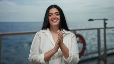 Okyanus manzaralı yolcu gemisi güvertesinde gülümseyen kadın keyfi moda artı beden güven yansıması.