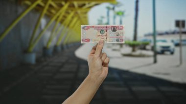 Birleşik Arap Emirlikleri 'ni elinde tutan adam şehrin dışında bulanık bir geçmişe sahip, para ve finansal konsepti şehir ortamında sergiliyor..