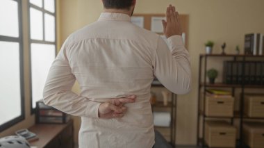 Görevdeki genç adam, profesyonel bir ortamda aldatmayı simgeleyen parmaklarıyla bir yemin ediyor..