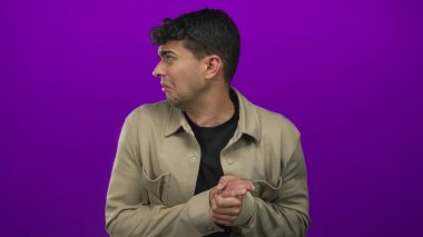 Erkek, arka plandaki Latin asıllı genç erkek, endişeli mor stüdyo sahnesine karşı el ele tutuşur..