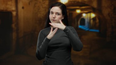 Kadınlar, antik Roma harabelerinde modern iletişimin bir karışımını tarihsel mimarinin arka planına karşı sergileyerek, odaklanmış bir ifadeyle zaman aşımına uğruyor..