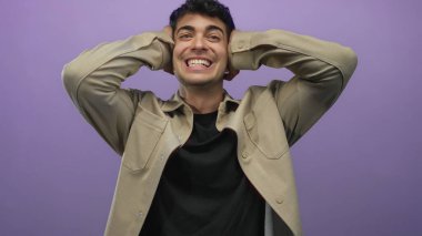 Stüdyoda adam elleriyle kulaklarını kapatır; sürpriz heyecan.