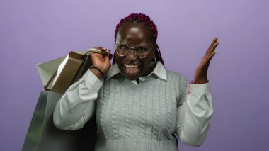 Elinde alışveriş torbalarıyla gülümseyen bir kadın mor arka planda neşeli bir ifade ve sürprizle..