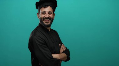 Sakallı ve şef kılığına girmiş İspanyol bir adam canlı yeşil bir geçmişe, profesyonelliğe ve aşçılık tutkusuna karşı güler..