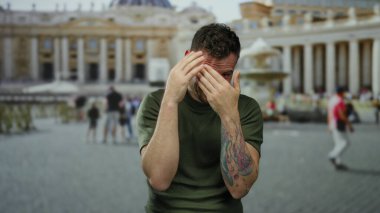 Dövmeli İspanyol adam, Vatikan 'ın San Pedro Meydanı' nda ikonik mimariye karşı kentsel duyguları yakalamak için tedirgin.