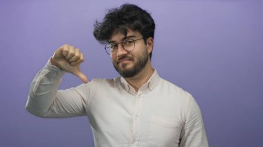 Sakallı, Latin kökenli genç bir adam mor arkaplanı işaret ediyor ve bunu reddediyor. Bu da karar verme ve duyguları olduğunu gösteriyor.