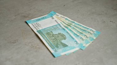 Hindistan 'da ekonomi, finans ve para birimini sembolize eden somut bir yüzeye saçılmış 50 rupilik Hint banknotları..